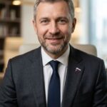 Портрет уверенного бизнесмена компании ОКБ Пеленг на нейтральном фоне в студийном освещении